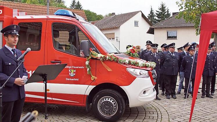 Die Feuerwehr Dankenfeld nahm ihr neues TSF in Betrieb. Der Vorsitzende des Feuerwehrvereins, Michael Thomas (links), stellte es vor.  Foto: sw