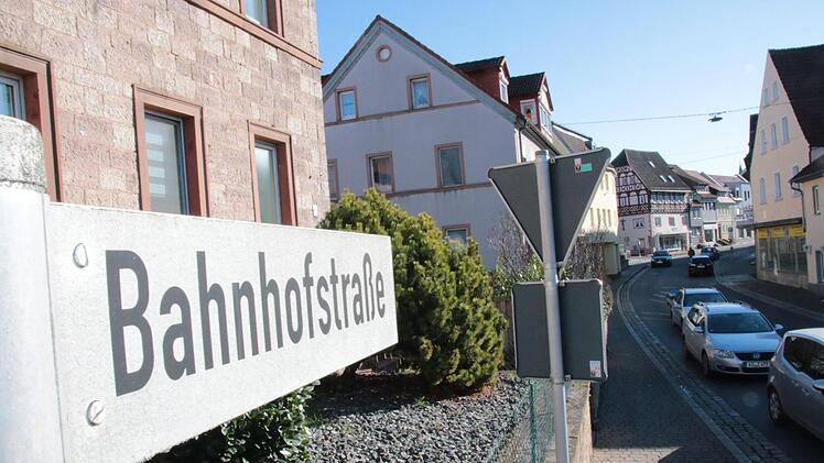 Mitte Mai soll der Ausbau der Bahnhofstraße starten, kurz vor Ende der Amtszeit haben die Stadträte den Auftrag vergeben.  Foto: Ralf Ruppert
