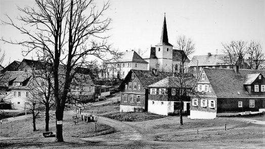 Bischof Otto II. übertrug im Jahre 1180 das Dörfchen Posseck (Marktgemeinde Pressig) an das Kloster. Die Aufnahme entstand 1967.