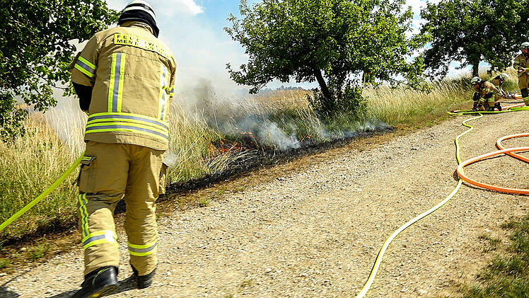 Fünfte Flächenbrand innerhalb weniger Tage: Sechs Hektar Getreidefeld niedergebrannt