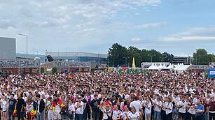 Deutschland steht im Achtelfinale und Nürnberger Fans feiern ausgelassen