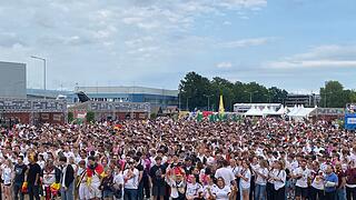 Deutschland steht im Achtelfinale und Nürnberger Fans feiern ausgelassen