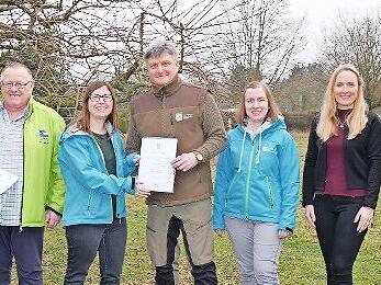 Urkunden f&uuml;r zwei neue Naturschutzw&auml;chter (von links): Christian Gunsenheimer, J&ouml;rg Fischer, Janine Ilge, Hans-Karl Schleicher, Ingrid Heisel, Vanessa Fischer und Dirk Ruppenstein.
