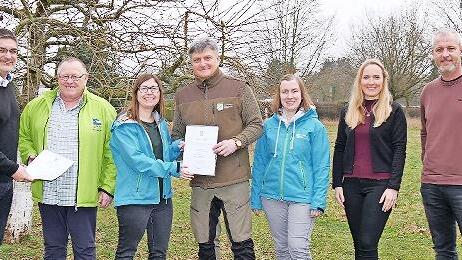 Urkunden f&uuml;r zwei neue Naturschutzw&auml;chter (von links): Christian Gunsenheimer, J&ouml;rg Fischer, Janine Ilge, Hans-Karl Schleicher, Ingrid Heisel, Vanessa Fischer und Dirk Ruppenstein.