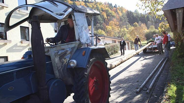 Der Kirchweihbaum wird mit dem Buldog zum Ort des Geschehens gebracht.