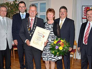 Bürgermeister Werner Diersch als neuer Träger der Bürgermedaille mit der "Besitzurkunde". Erste Gratulanten waren (von links) Pfarrer Peter Ahrens, MdL Martin Schöffel, Ehefrau Christine Diersch, Landrat Klaus Peter Söllner und 2. Bürgermeister Albert Kolb. Foto: Dieter Hübner