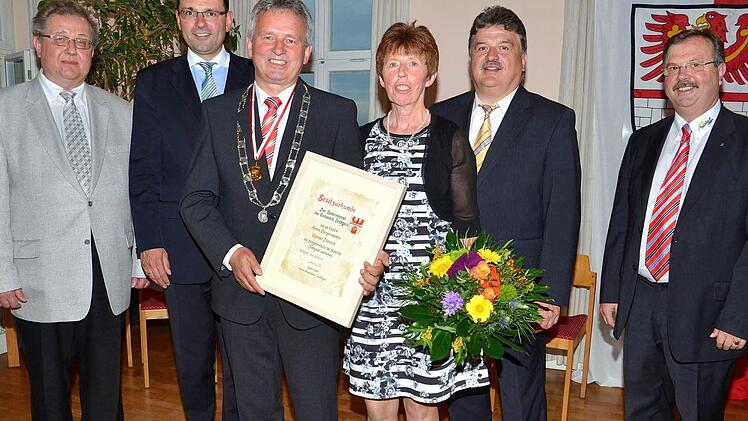 Bürgermeister Werner Diersch als neuer Träger der Bürgermedaille mit der "Besitzurkunde". Erste Gratulanten waren (von links) Pfarrer Peter Ahrens, MdL Martin Schöffel, Ehefrau Christine Diersch, Landrat Klaus Peter Söllner und 2. Bürgermeister Albert Kolb. Foto: Dieter Hübner