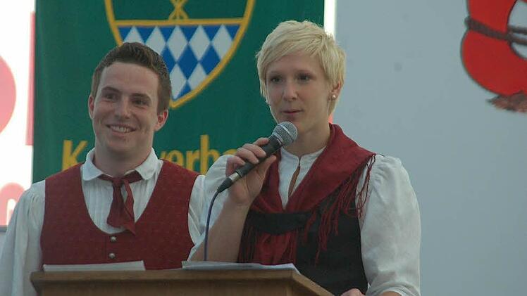 Julius Zapf und Theresa Kunick von der LJ Fechheim führen ihre Gäste souverän durch das Programm. Foto: Sophie Arnold