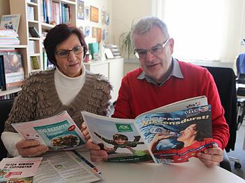 Sie sind seit vielen Jahren ein eingespieltes Team: Der Leiter der VHS, Heinz Tischler, und seine Mitarbeiterin Herta Wächter.  Foto: Veronika Schadeck