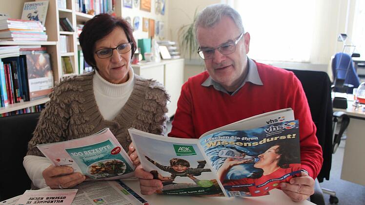 Sie sind seit vielen Jahren ein eingespieltes Team: Der Leiter der VHS, Heinz Tischler, und seine Mitarbeiterin Herta Wächter.  Foto: Veronika Schadeck