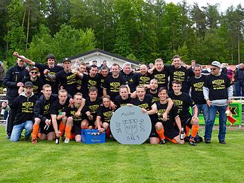 Meister in der B-Klasse Rhön 1 und Aufsteiger in die A-Klasse: Unser Bild zeigt die Reserve-Mannschaft des TSV Wollbach mit (hinten, von links) Betreuer Andreas Metz, Pascal Wiesler, Daniel Kriener, Manuel Schreiner, Marcel Metz, Sebastian Endres, Michael Markart, Jonas Kirchner, Betreuer Hubert Geis, Johannes Schuhmann, Julian Rottenberger, Marco Krapf, Michael Rösser und Vereins-Linienrichter Roland Wehner sowie (vorne von links) Matthias Kirchner, Jannik Hartmann, Philip Kirchner, Konstant...
