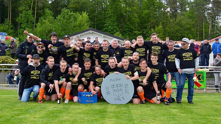 Meister in der B-Klasse Rhön 1 und Aufsteiger in die A-Klasse: Unser Bild zeigt die Reserve-Mannschaft des TSV Wollbach mit (hinten, von links) Betreuer Andreas Metz, Pascal Wiesler, Daniel Kriener, Manuel Schreiner, Marcel Metz, Sebastian Endres, Michael Markart, Jonas Kirchner, Betreuer Hubert Geis, Johannes Schuhmann, Julian Rottenberger, Marco Krapf, Michael Rösser und Vereins-Linienrichter Roland Wehner sowie (vorne von links) Matthias Kirchner, Jannik Hartmann, Philip Kirchner, Konstant...