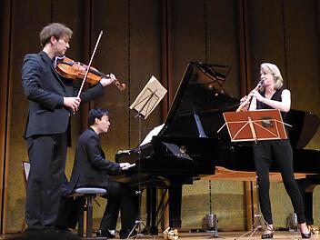 Zum Abschluss des dreiteiligen Wandelkonzerts spielten Nils Mönkemeyer, William Youn und Sabine Meyer Mozarts "Kegelstatt-Trio". Fotos: Ahnert