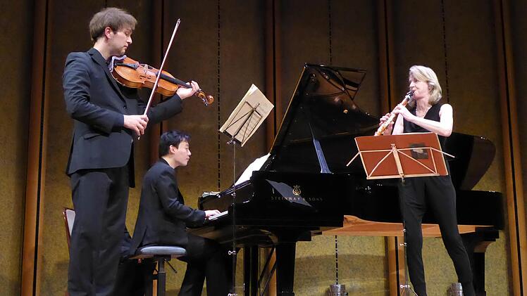 Zum Abschluss des dreiteiligen Wandelkonzerts spielten Nils Mönkemeyer, William Youn und Sabine Meyer Mozarts "Kegelstatt-Trio". Fotos: Ahnert