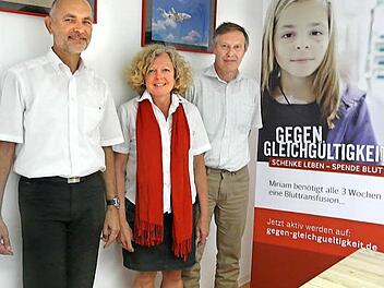 Hubert Kießner, Geschäftsführer des BRK-Kreisverbandes Rhön-Grabfeld sowie Petra Fuchs, Leiterin Sozialarbeit beim BRK-Kreisverband mit Elmar Ledermann (rechts). Er hat bereits über 150 Mal Blut gespendet.  Foto: Katrin Middelborg-Dobratz