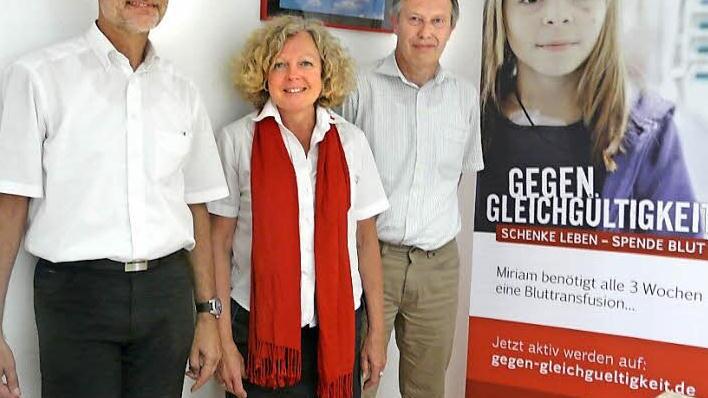 Hubert Kießner, Geschäftsführer des BRK-Kreisverbandes Rhön-Grabfeld sowie Petra Fuchs, Leiterin Sozialarbeit beim BRK-Kreisverband mit Elmar Ledermann (rechts). Er hat bereits über 150 Mal Blut gespendet.  Foto: Katrin Middelborg-Dobratz