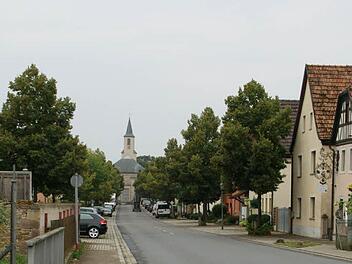 Den besonderen Charakter der Wonfurter Hauptstraße machen die Baumreihen aus, die den Blick hin zur Kirche führen. Die Linden sind allerdings inzwischen so groß geworden, dass sie den Anwohnern zunehmend lästig sind. Wenn in der Hauptstraße der Kanal saniert wird, müssen die Bäume ohnehin fallen, dann soll eine andere Art gepflanzt werden.  Foto: Sabine Weinbeer