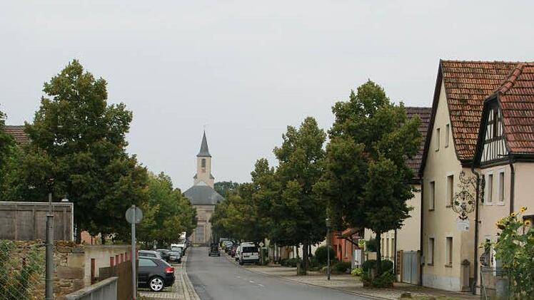 Den besonderen Charakter der Wonfurter Hauptstraße machen die Baumreihen aus, die den Blick hin zur Kirche führen. Die Linden sind allerdings inzwischen so groß geworden, dass sie den Anwohnern zunehmend lästig sind. Wenn in der Hauptstraße der Kanal saniert wird, müssen die Bäume ohnehin fallen, dann soll eine andere Art gepflanzt werden.  Foto: Sabine Weinbeer