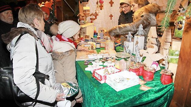 Bei der Weihnachtsmarkt-Premiere in Hausen waren die St&auml;nde gut besucht.  Foto. Mathias Erlwein