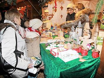 Bei der Weihnachtsmarkt-Premiere in Hausen waren die Stände gut besucht.  Foto. Mathias Erlwein