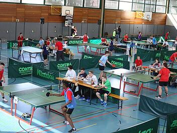 Einer großen Tischtennis-Arena glich die Haßfurter Dreifachturnhalle am Mittwoch. Auf zwölf Platten wurden die mittlerweile 30. Unterfränkischen Tischtennis-Meisterschaften der Förderzentren mit Förderschwerpunkt geistige Entwicklung durchgeführt. Seit drei Jahrzehnten ist der Wettbewerb ein tolles Ereignis. Fotos: Ralf Naumann
