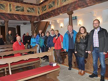 Ein Teil der Wandergruppe bei der Führung in der evangelischen Kirche. Vorne (von rechts) Kirchenführer Ronald Beck, Allianzmanagerin Julia Hafenrichter und Bürgermeister Egon Klöffel. Daniel Wiener