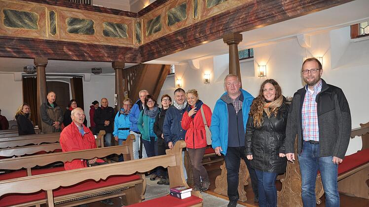 Ein Teil der Wandergruppe bei der Führung in der evangelischen Kirche. Vorne (von rechts) Kirchenführer Ronald Beck, Allianzmanagerin Julia Hafenrichter und Bürgermeister Egon Klöffel. Daniel Wiener