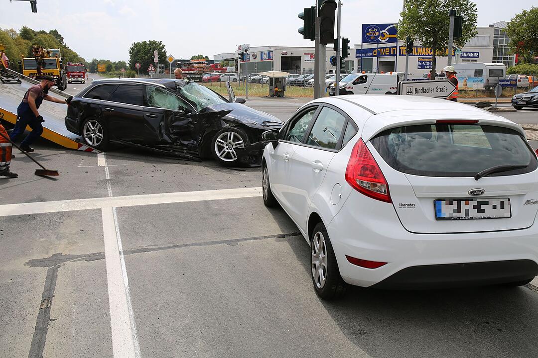 In Bayreuth: Schwerer Verkehrsunfall mit fünf Verletzten