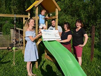 Trafen sich zur Spendenübergabe mit symbolischem Scheck (von links): Maria Seeber, Philip und David Seeber, Iris Franz vom Elternbeirat des St. Georgkindergartens Diebach sowie Kitaleiterin Alexandra Schmidbauer.Elisabeth Assmann