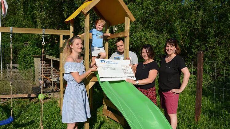 Trafen sich zur Spendenübergabe mit symbolischem Scheck (von links): Maria Seeber, Philip und David Seeber, Iris Franz vom Elternbeirat des St. Georgkindergartens Diebach sowie Kitaleiterin Alexandra Schmidbauer.Elisabeth Assmann