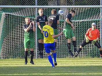 Perfekte Schusshaltung: Bereits nach drei Minuten brachte der Gro&szlig;garnstadter Sebastian Knoch sein Team mit einem direkt verwandelten Freisto&szlig; aus rund 20 Metern beim TSV Heldritt in F&uuml;hrung. Torh&uuml;ter Fabian Engel war chancenlos.  Foto: Hagen Lehmann