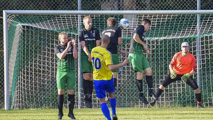 Perfekte Schusshaltung: Bereits nach drei Minuten brachte der Gro&szlig;garnstadter Sebastian Knoch sein Team mit einem direkt verwandelten Freisto&szlig; aus rund 20 Metern beim TSV Heldritt in F&uuml;hrung. Torh&uuml;ter Fabian Engel war chancenlos.  Foto: Hagen Lehmann