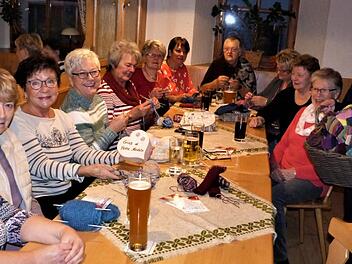 Einen Korb mit 104 Kindersocken übergab Traudl Vollrath (links) vom Strickkreis "Die flotten Nadeln" an Regina Herath von der Geschwister-Gummi-Stiftung. Foto: Werner Reißaus