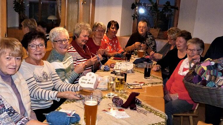 Einen Korb mit 104 Kindersocken übergab Traudl Vollrath (links) vom Strickkreis "Die flotten Nadeln" an Regina Herath von der Geschwister-Gummi-Stiftung. Foto: Werner Reißaus