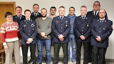 Der Vorstand der FFW Gleismuthhausen wurde neu gew&auml;hlt. Von links: Dritte B&uuml;rgermeisterin Renate Schubart-Eisenhardt, Yannik Gemeinhardt, Daniel Angerm&uuml;ller, Kommandant Andreas B&auml;tz, Michael Fenzl, Torsten Griebel, Vorsitzender Marco Angerm&uuml;ller, Frank Popp, Bernd Schmidt, KBM Johannes Kempinkski und Dominik Fick Foto: Bettina Knauth