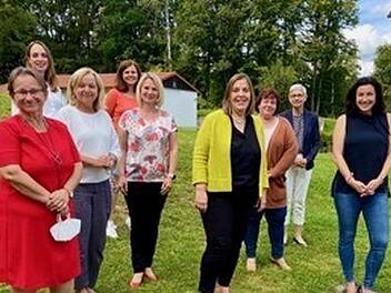 Wahlleiterin Dorothee Bär (rechts) und das neue Vorstandsteam der Kreis-Frauenunion: (von links) Michaela Wedemann, Laura Reiter, Birgit Schreiber, Franziska Kaul, Nadine Fuhl, Nikola Renner, Monika Vorndran und Kathrin Kupka-Hahn.