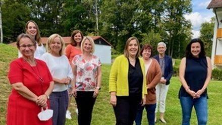 Wahlleiterin Dorothee Bär (rechts) und das neue Vorstandsteam der Kreis-Frauenunion: (von links) Michaela Wedemann, Laura Reiter, Birgit Schreiber, Franziska Kaul, Nadine Fuhl, Nikola Renner, Monika Vorndran und Kathrin Kupka-Hahn.