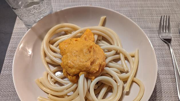 Cremig, nussig und lecker schmecken Nudeln mit K&uuml;rbisso&szlig;e im Herbst am besten.