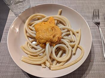 Cremig, nussig und lecker schmecken Nudeln mit K&uuml;rbisso&szlig;e im Herbst am besten.