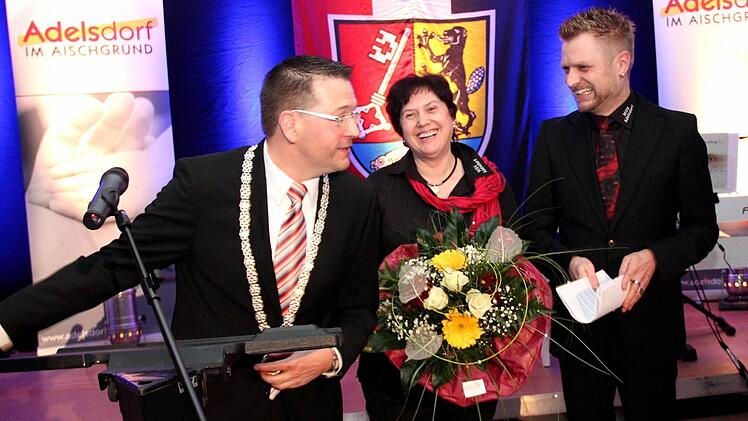 Barbara Martin Und Markus Stubenvoll vom MGV freuen sich zusammen mit Bürgermeister Karsten Fischkal über die Urkunde für ihren MGV