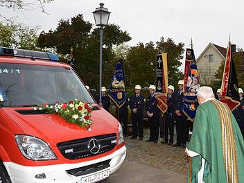 Pfarrer Karl Memmel segnete das neue Fahrzeug der Freiwilligen Feuerwehr Rottershausen. Fotos: Peter Rauch