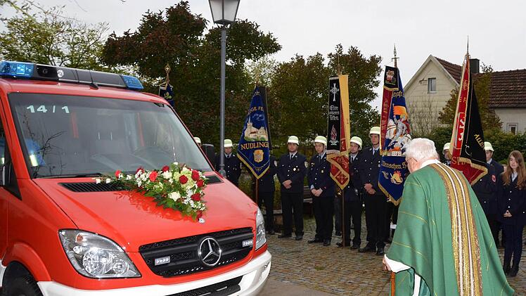 Pfarrer Karl Memmel segnete das neue Fahrzeug der Freiwilligen Feuerwehr Rottershausen. Fotos: Peter Rauch