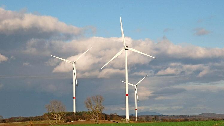 Nachdem die drei Windräder bei Rannungen weit unter ihren Erwartungen blieben, zweifeln immer mehr Rannunger, ob der Bau weiterer Windräder überhaupt sinnvoll sei.  Foto: Daniel Wiener
