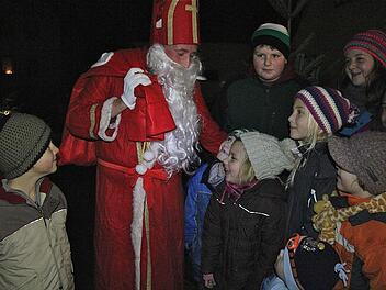 Über ihne freuten sich vor allem die Kinder: Zur Untererthler Durfweihnacht kam auch der Nikolaus.  Fotos: Gerd Schaar