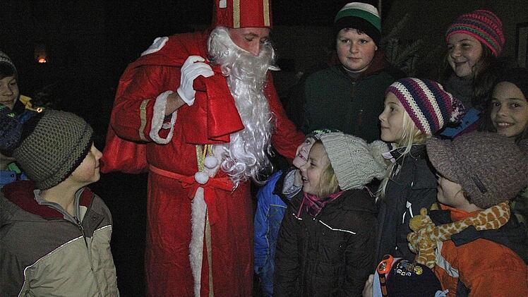 Über ihne freuten sich vor allem die Kinder: Zur Untererthler Durfweihnacht kam auch der Nikolaus.  Fotos: Gerd Schaar