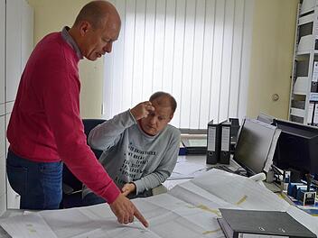 Bürgermeister Michael Karmann (links) mit seinem Bauamtsleiter Jürgen Först über den Plänen für die Neugestaltung des Buttenheimer Friedhofs. Ein Thema, das beide noch länger beschäftigen wird. Foto: Andrea Spörlein