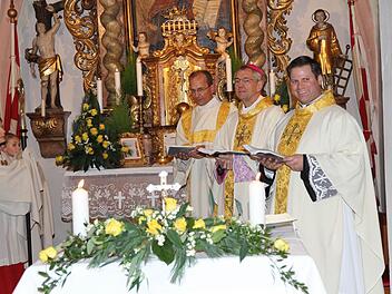 Erzbischof Ludwig Schick (2. v. r.) beim Gottesdienst in Willersdorf in der St. Bartholomäus-Kirche mit Pfarrer Matthias Steffel (rechts) und Diakon Andreas Eberhorn. Foto: Mathias Erlwein