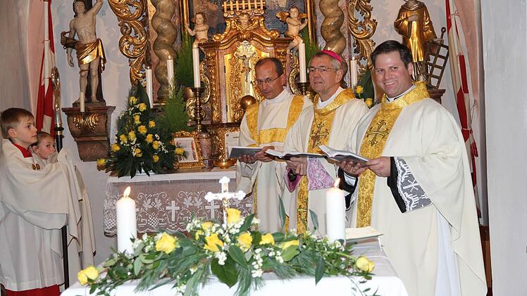 Erzbischof Ludwig Schick (2. v. r.) beim Gottesdienst in Willersdorf in der St. Bartholomäus-Kirche mit Pfarrer Matthias Steffel (rechts) und Diakon Andreas Eberhorn. Foto: Mathias Erlwein