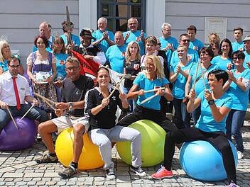 Das Höchstadter Helfer-Team stimmt sich mit Bier- und Karpfenkönigin auf die BR-Radltour ein.  Foto: Andreas Dorsch