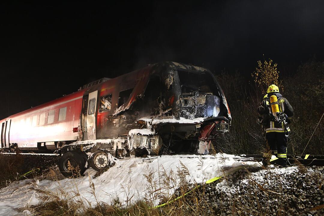 Personenzug rast in US-Militär-Schwertransporter